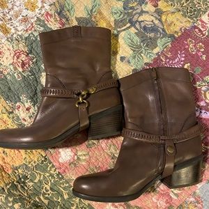 B. Makowsky Short Boots